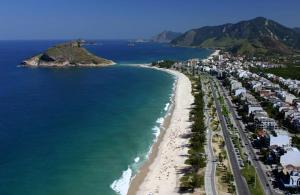 una vista aerea di una spiaggia con case e l'oceano di Recreio, a praia mais charmosa do RJ! a Rio de Janeiro