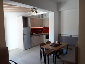 cocina y comedor con mesa y sillas en Residence Angeli, en Anaxos