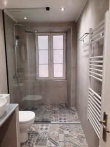 uma casa de banho com um WC, um chuveiro e um lavatório. em Sofias Flat em Corfu Town