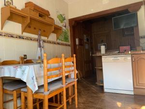 Una cocina con una mesa y sillas en una habitación. en Apartamento rural FRAGARIA, en Casas del Monte