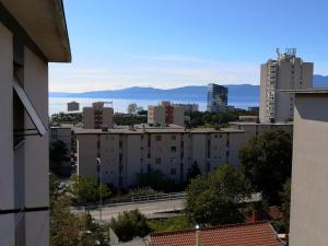 - une vue sur une ville avec des bâtiments et une autoroute dans l'établissement Monty Suite, à Rijeka