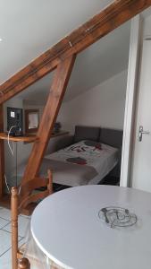 Zimmer mit einem Tisch und einem Bett in einem Zimmer in der Unterkunft Appartement 3 personnes tout équipé VOSGES. in Rochesson