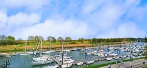 un groupe de bateaux amarrés dans un port de plaisance dans l'établissement L'Anse Rouge, vue sur le port, à Saint-Valery-sur-Somme