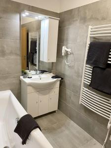 Ванная комната в AquaLITA Apartman Zalakaros +12 фотографий