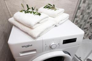 a stack of towels on top of a washing machine at Lia's Home One in Mantoúkion