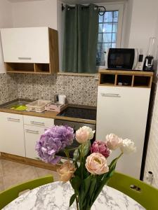 ピランにあるStudio Apartma Saraの花瓶付きテーブル付きキッチン