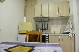 a kitchen with a table and a counter top at Apartman Martinovic in Kladovo