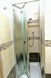 een douche met een glazen deur in de badkamer bij L'Antico Borgo di Segesta in Calatafimi