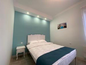 Giường trong phòng chung tại SANTORINI hotel & hostel