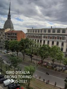 Blick auf eine Stadt mit Gebäuden und einer Straße in der Unterkunft Albergo San Maurizio in Turin