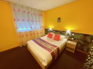 Postel nebo postele na pokoji v ubytování Hotel Le Ronchamp