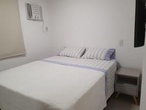 Ένα ή περισσότερα κρεβάτια σε δωμάτιο στο Apto com armários e eletrodomésticos NOVOS