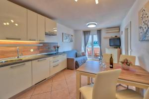 Η κουζίνα ή μικρή κουζίνα στο Apartman Lux +14 φωτογραφίες