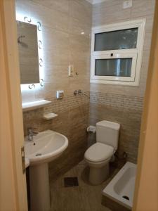 Ένα μπάνιο στο Luxury Inn Madinaty25C