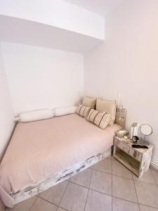 Bett in einem Zimmer mit einer weißen Wand in der Unterkunft A wonderful apartment in front of the sea! in Peraia