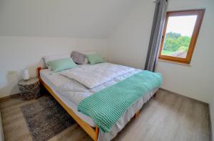 Postel nebo postele na pokoji v ubytování Flower house Podčetrtek