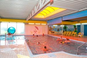Bazén v ubytování Luxe 5-persoons chalet op familiecamping nebo v jeho okolí