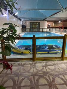 een zwembad met een boot erin bij The Coral House in Jeddah
