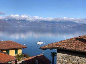 widok na jezioro z łodzią w wodzie w obiekcie Apartment Italian Charm w mieście Ghiffa