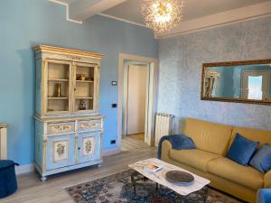 a living room with a couch and a cabinet at Apartment Italian Charm in Ghiffa