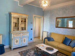 salon z kanapą i szafką w obiekcie Apartment Italian Charm w mieście Ghiffa