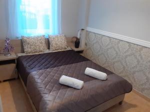 łóżko z 2 poduszkami w pokoju w obiekcie GRAND VILLA USTKA- Marmonoli w Ustce