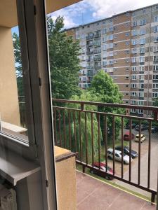 einen Balkon mit Blick auf einen Parkplatz in der Unterkunft Apartament Sikornik in Gliwice