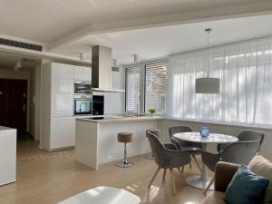 Kuchyňa alebo kuchynka v ubytovaní Spa Residence Carbona Apartman 104