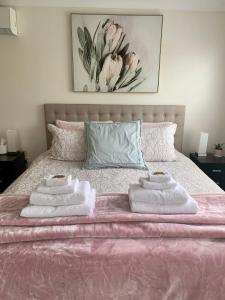 1 dormitorio con 1 cama con 2 toallas en Large relaxing light filled room in Bowral, en Bowral