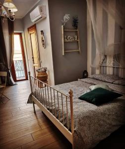 Säng eller sängar i ett rum på Hercules House - Il riposo degli Eroi