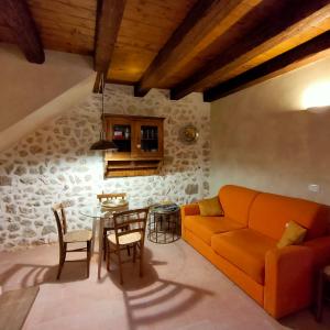 Posezení v ubytování IL BORGO DI ROCCA CALASCIO