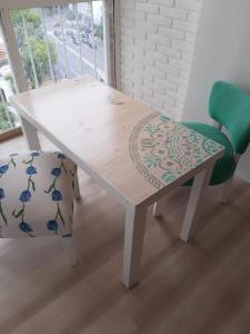 una mesa de madera con una silla, una mesa y un banco en Monoambiente Puerto de Olivos in 