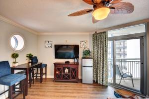 sala de estar con mesa de comedor y TV en Grand Atlantic Resort 601 Eff Condo en Myrtle Beach