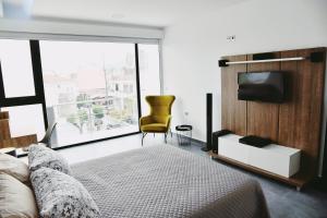 Televisyen dan/atau pusat hiburan di Zoes Apartment Kos Town