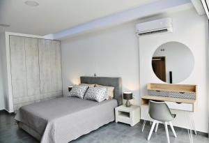 Un pat sau paturi într-o cameră la Zoes Apartment Kos Town