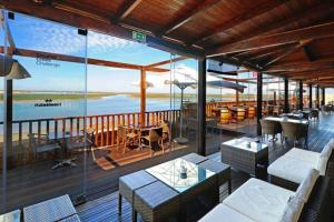 Un restaurante con mesas y sillas y vista al mar. en Ria Center Apartment - Left, en Faro