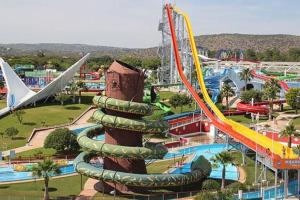 una montaña rusa en un parque de atracciones con toboganes en Ria Center Apartment - Left, en Faro