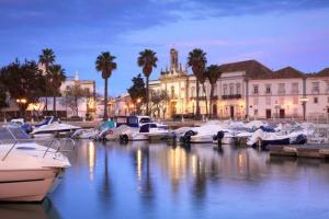 Un grupo de barcos atracados en un puerto deportivo por la noche. en Ria Center Apartment - Left, en Faro