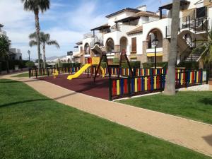 - une aire de jeux avec toboggan dans un parc dans l'établissement APARTAMENTO Al Andalus Residencial, à Vera