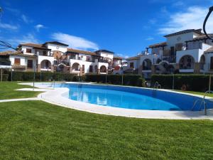 une grande piscine en face d'un bâtiment dans l'établissement APARTAMENTO Al Andalus Residencial, à Vera