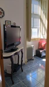 TV a/nebo společenská místnost v ubytování Center Beach Apartment