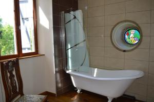 Koupelna v ubytování DUC MANOIR Chambres d'hôtes