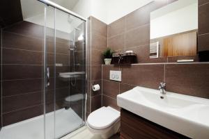 Koupelna v ubytování Luxusní horský apartmán přímo u sjezdovky Kouty + 37 fotografií