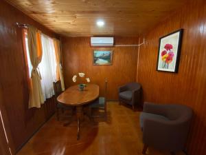 a small room with a table and chairs and a window at Depto N°1 Temuco Centro in Temuco
