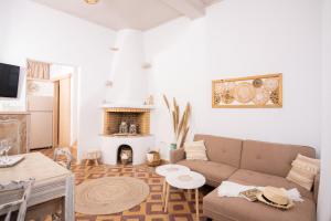 TV a/nebo společenská místnost v ubytování Whitelist Maisonette I and II in Mykonos Town