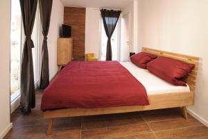 A bed or beds in a room at Designapartments Business and More - Sennhütte 9