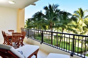 balcone con tavolo, sedie e palme di 2 Bed 2Bth, Playa Royale 2507, Free WIFI a Nuevo Vallarta