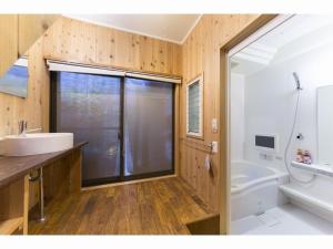 京都市にあるなごみ旅館 悠の洗面台、浴槽、トイレを備えたバスルーム