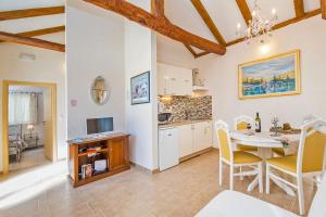 Kuchyňa alebo kuchynka v ubytovaní Villa Dubrovnik Chalets