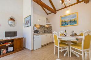 Kuchyňa alebo kuchynka v ubytovaní Villa Dubrovnik Chalets
